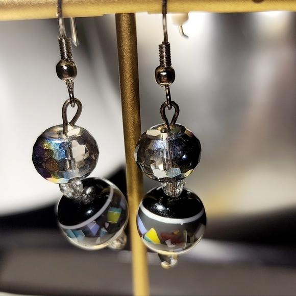 Brilliant faceted Aurora Borealis bead with handpainted Obsidian bead dangle ear - Picture 3 of 9